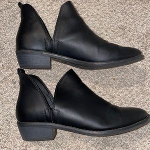 Universal thread black ankle booties